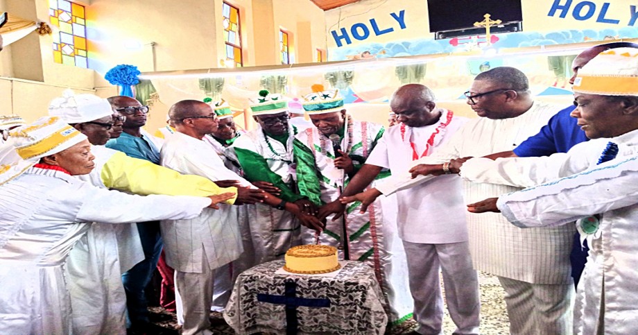 COL. AKOBUNDU ATTENDS CHERUBIM/SERAPHIM THANKSGIVING SERVICE IN UMUAHIA, SOLICITS FOR PRAYERS FROM CHRISTIANS TOWARDS 2023 POLLS